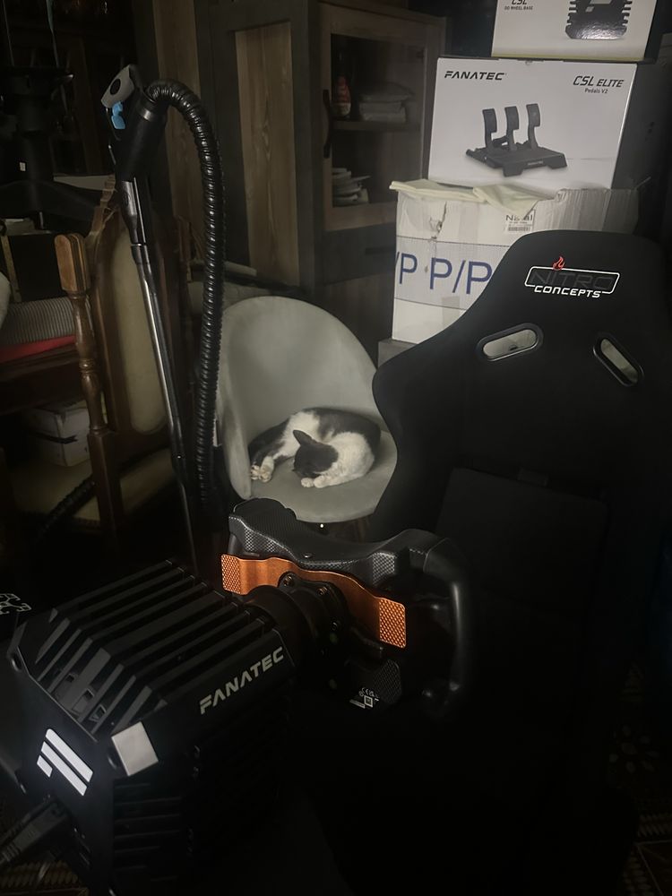 Fanatec R2R Mclaren Bundle 8n + Cockpit Nitro Concepts E-Racer