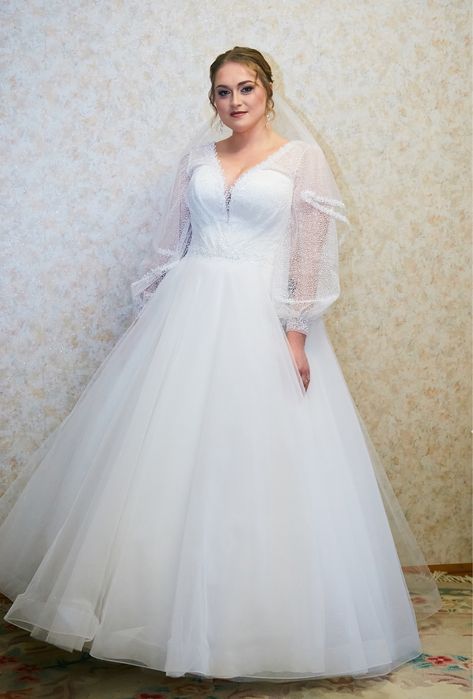 Весільна сукня довга пишна