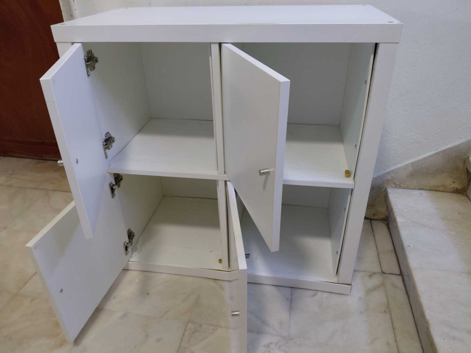 Móvel em Madeira com 4 Portas