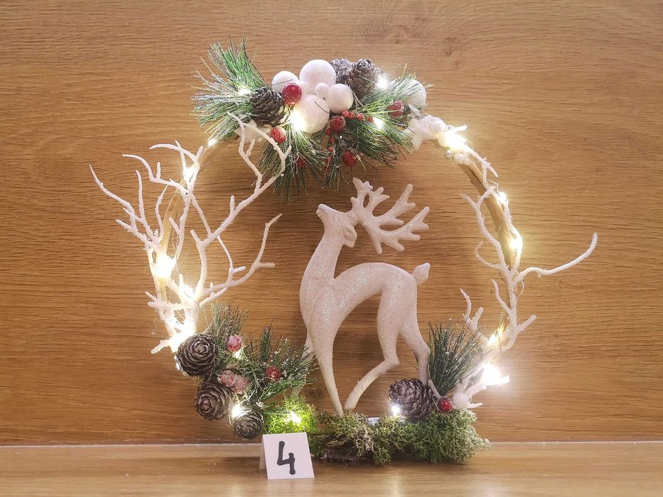 Stroik świąteczny na drewnianej obręczy, LED, średnica 20 cm