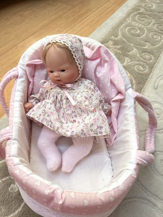 Пупсик в ліжку з волоссям і мяким тілом