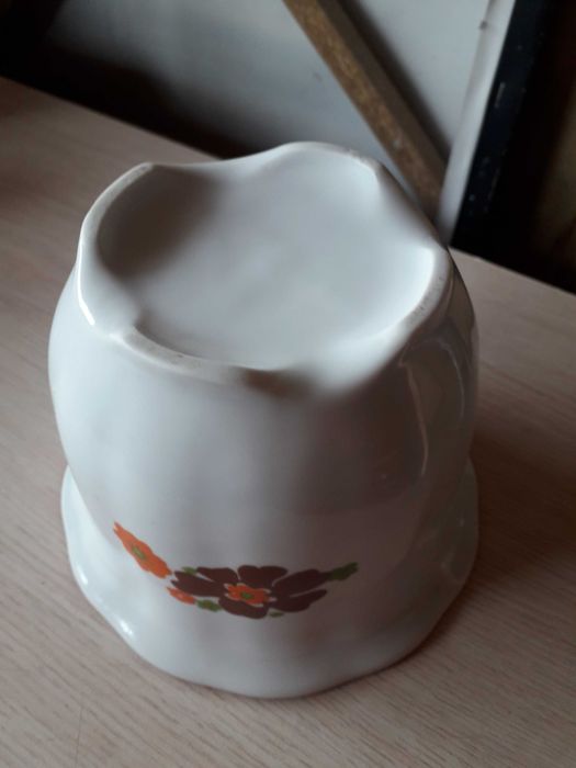 Porcelanowa osłonka na doniczkę.