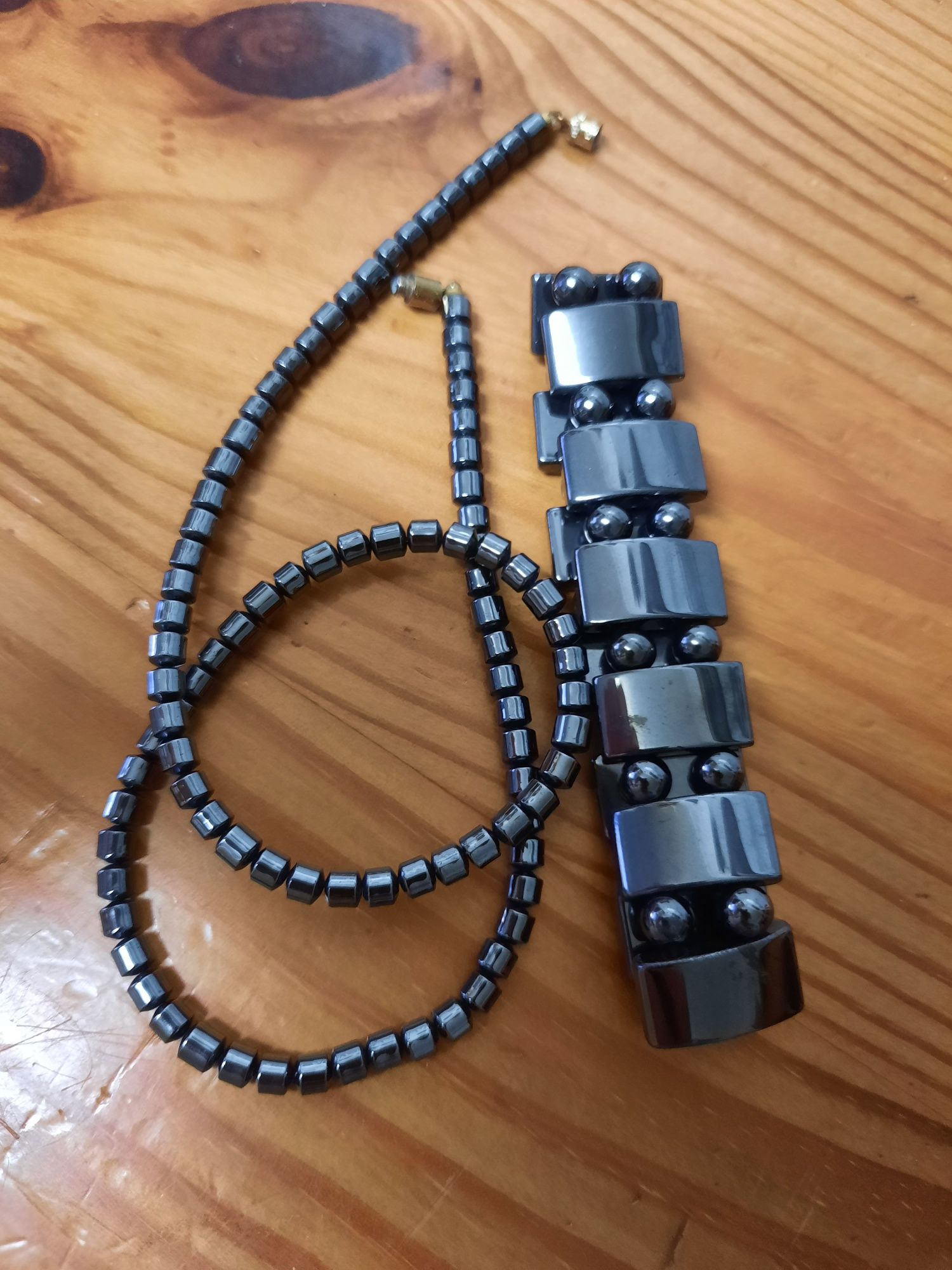 Colar e pulseira em hematite a estrear