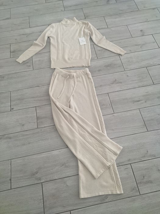 Костюм новий бежевий.