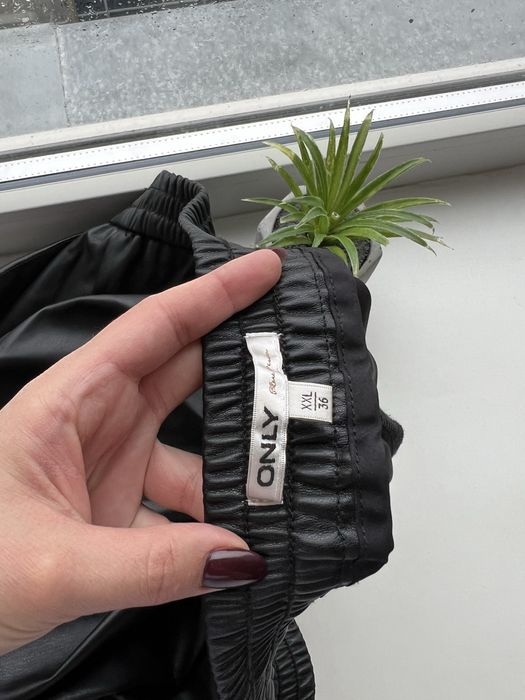 18 розмір 52 54 матові шкіряні з еко шкіри штани брюки джогери батал