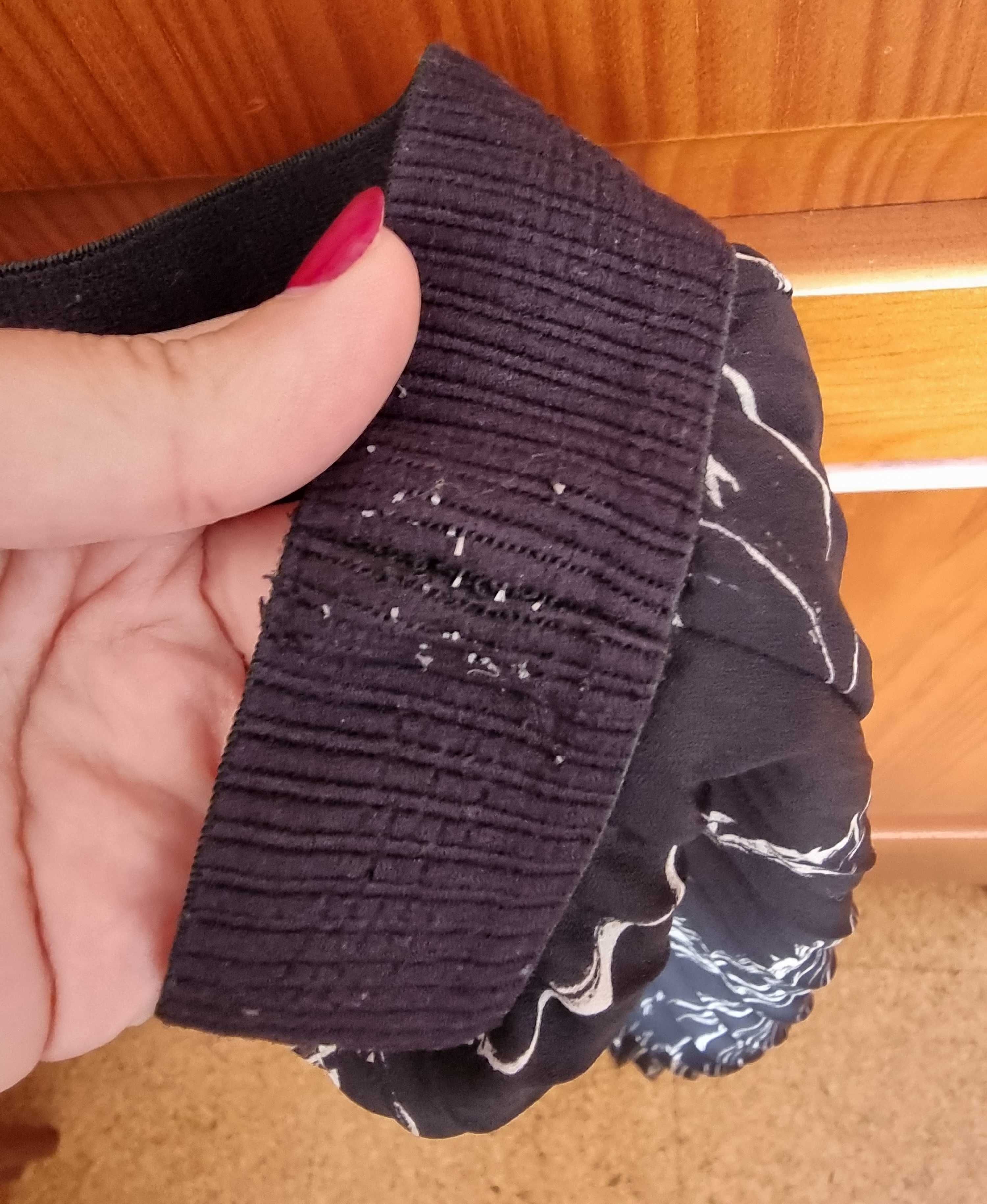 Saia midi plissada preta e branca H&M, tamanho 36