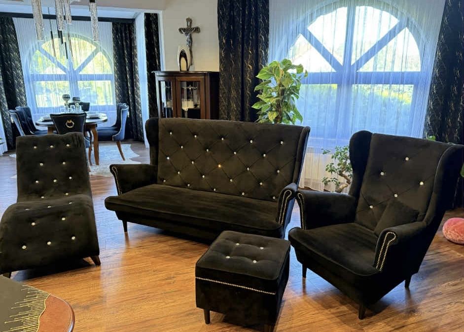 Elegancki komplet wypoczynkowy – sofa + 2 fotele + pufa