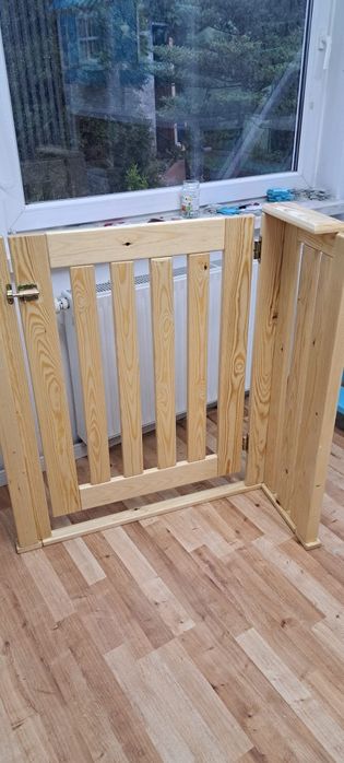 Barierka ochronna na schody na wymiar bramka zabezpieczająca schody