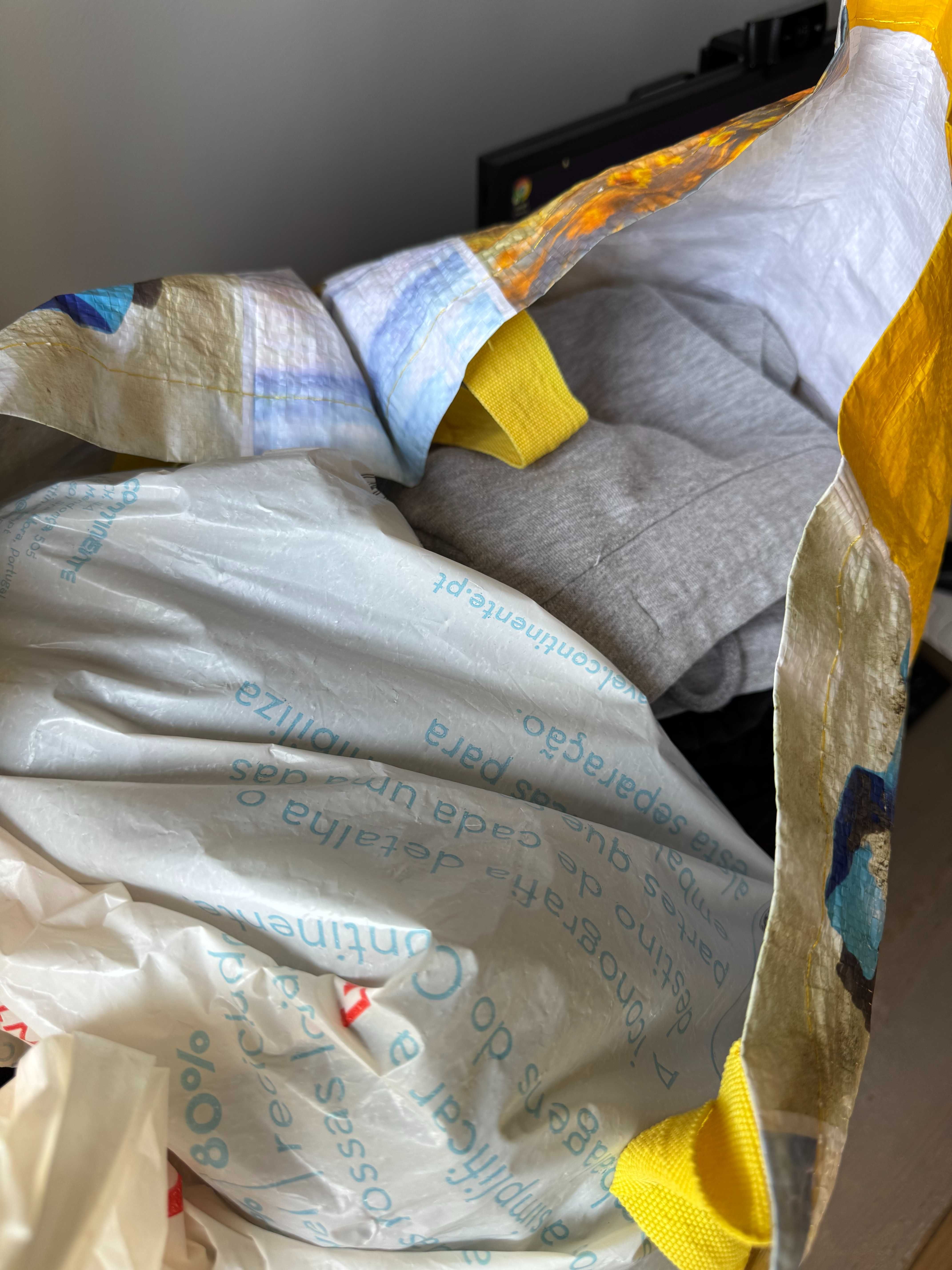 Roupa para doar – Calças, meias e calções