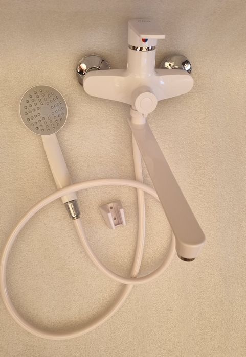 Новий змішувач для ванної білого кольору з комплектом ізТЕРМОПЛАСТИКУ