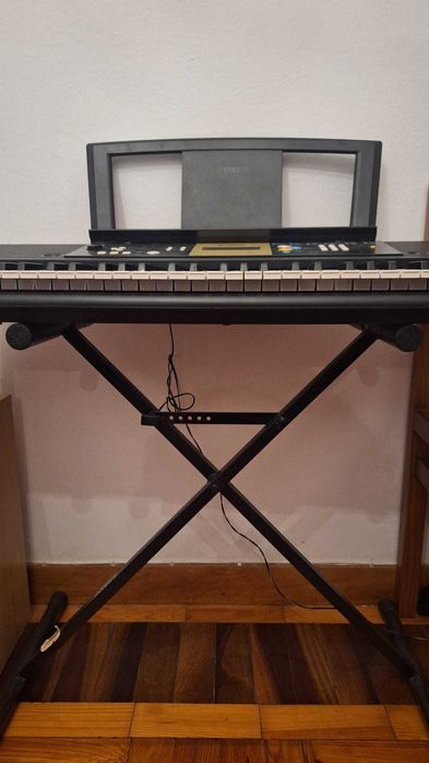 Piano Yamaha - YPT 220 com suporte