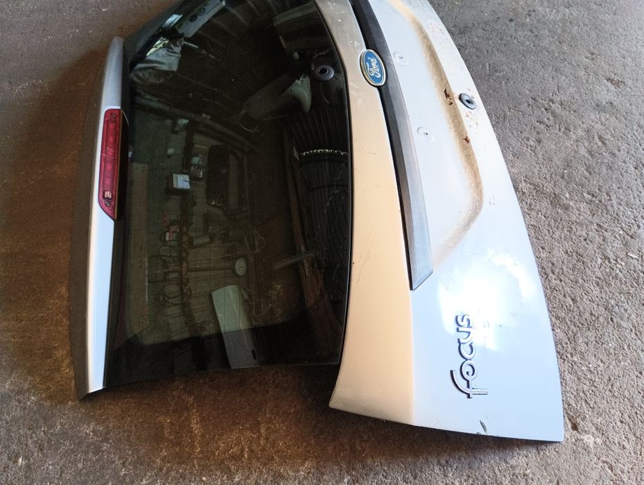 Tampa da mala Ford Focus do ano 2002