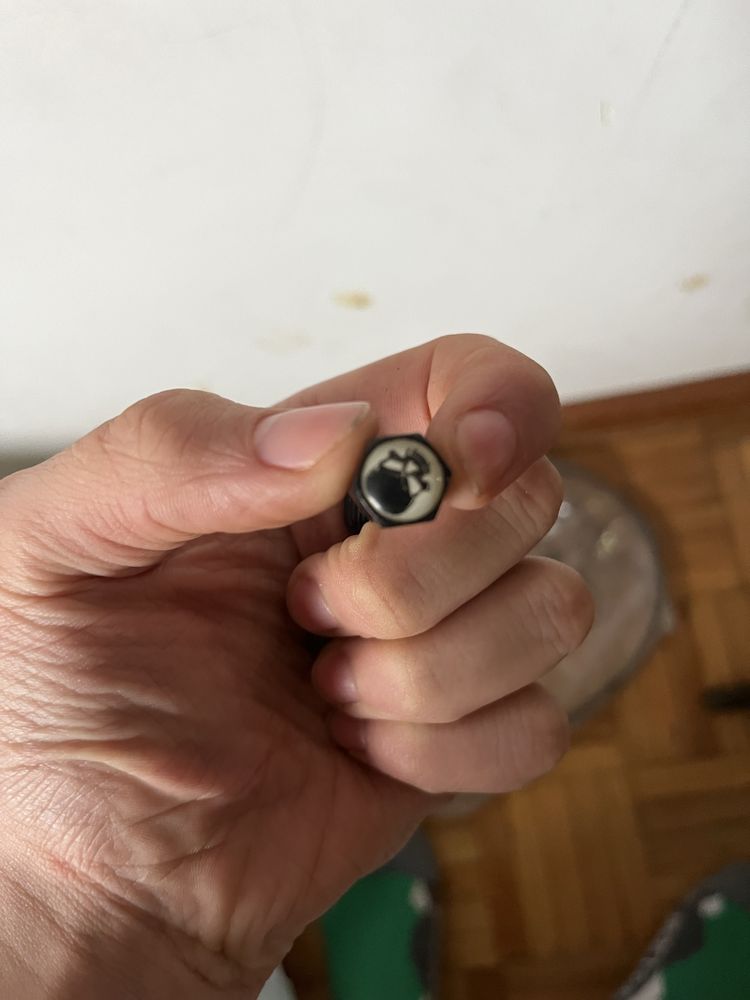 Tampas de camera de ar usadas e uma sem par