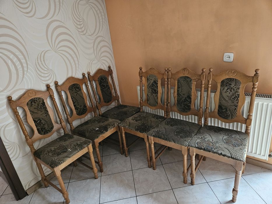 Krzesła drewniane zdobione