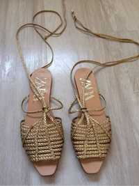 Sandalias douradas Zara