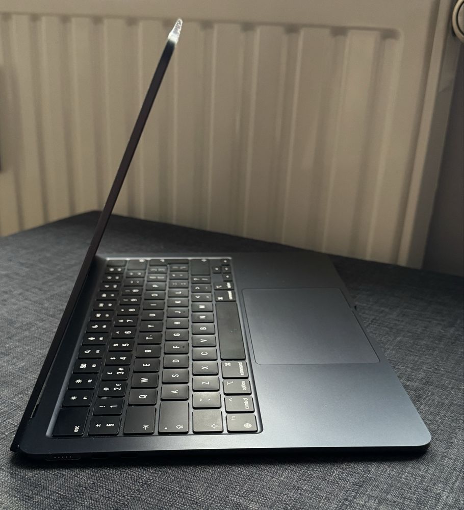 MacBook Air M2 13” + oryginalna myszka