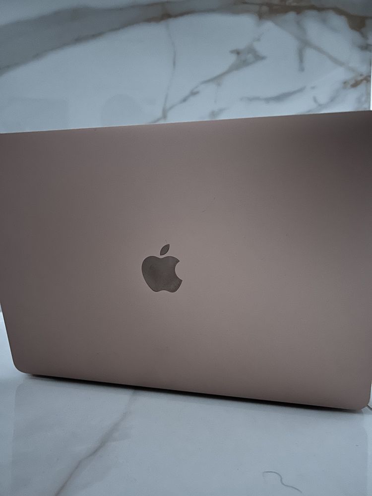 macbook air 13 cali intel core i3 8/256GB 2020r.