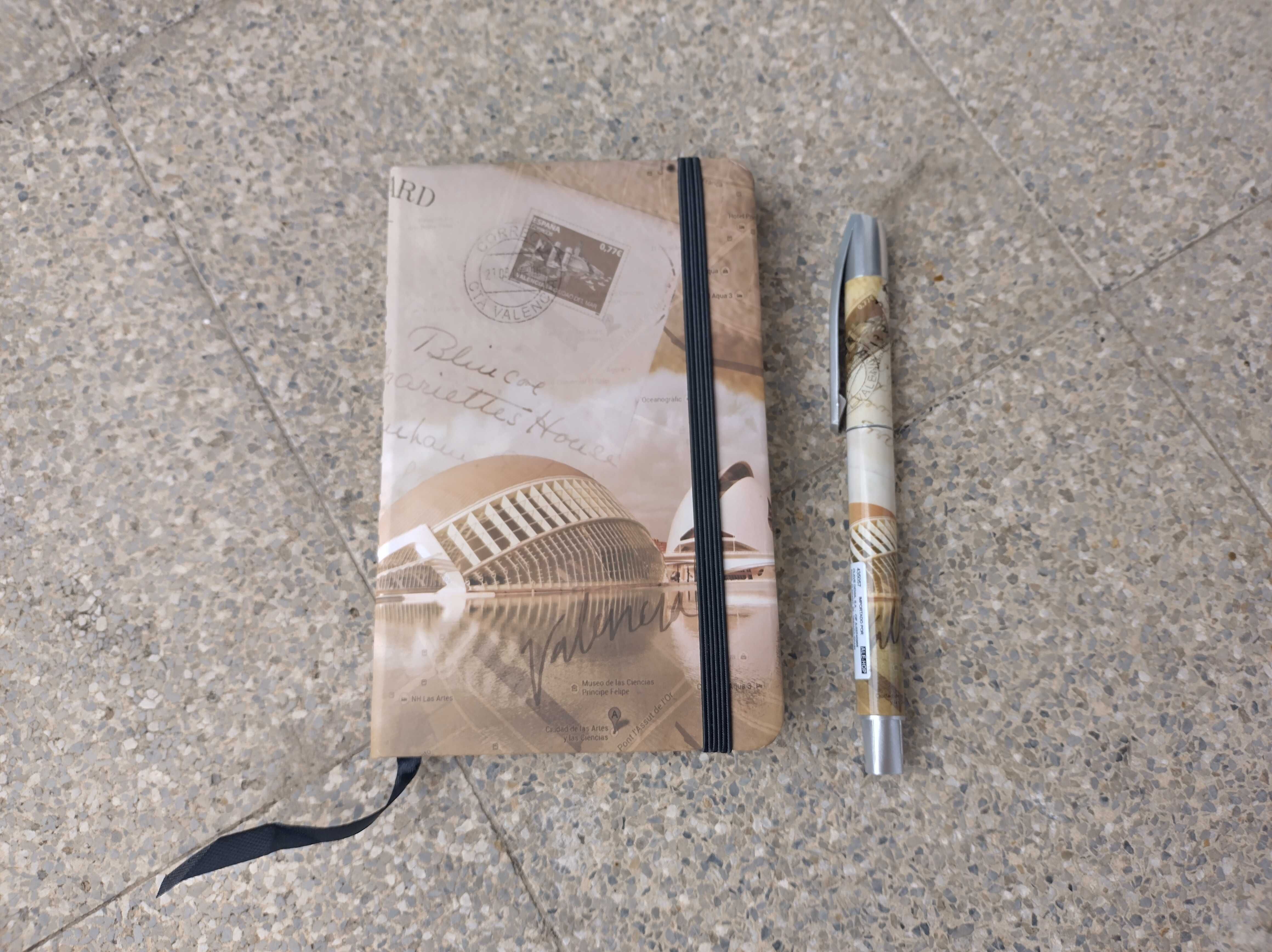 Caderno de viagens e caneta a condizer