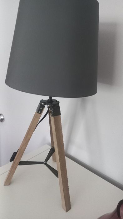 Candeeiro tripé cinza