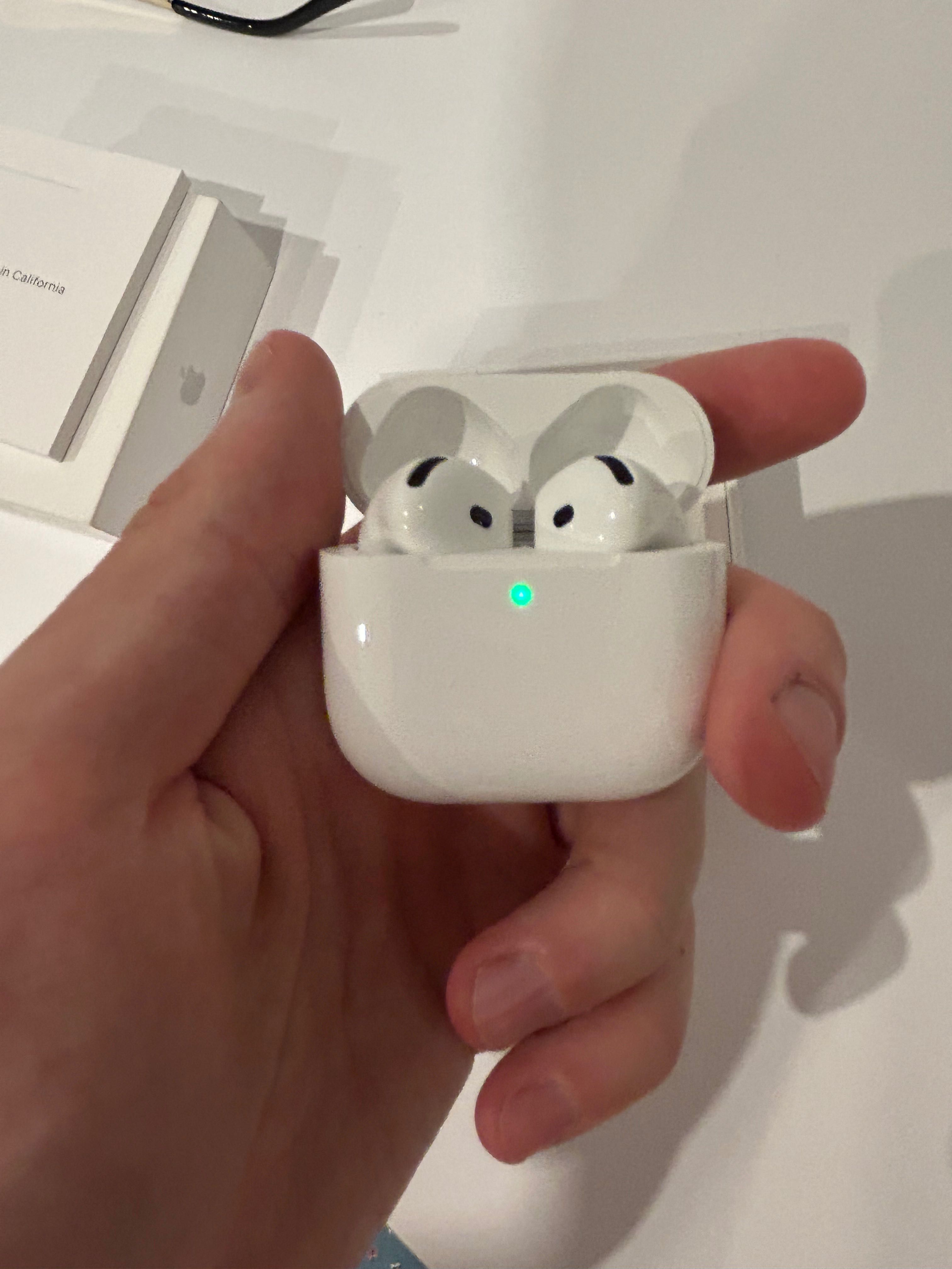 AirPods 4 como novos