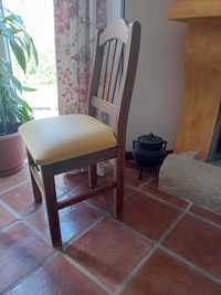 Cadeira em Madeira com tampo em napa.