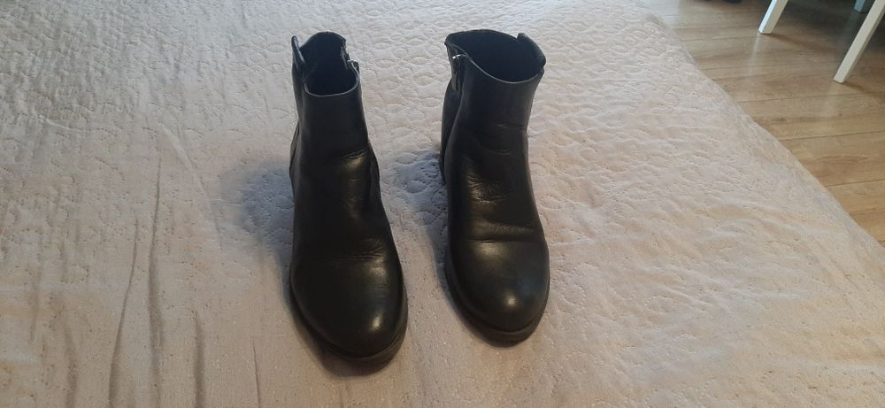 Skórzane czarne botki