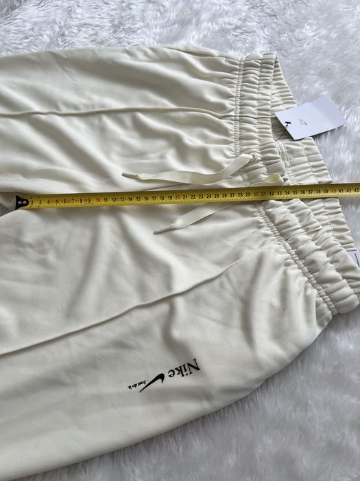 Piękne dresy śliskie spodnie Nike wiosenne w kant satynowe kremowe