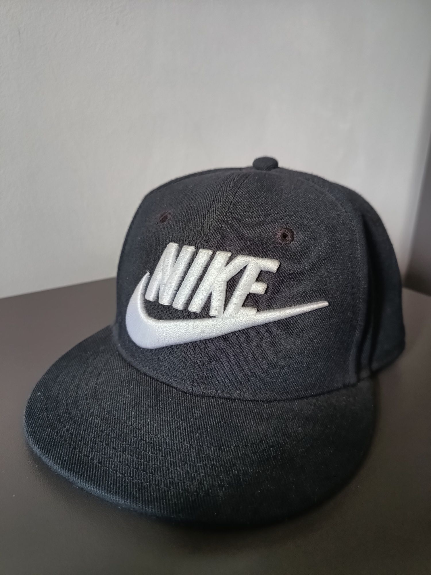 Czarna czapka z prostym daszkiem Nike True Size