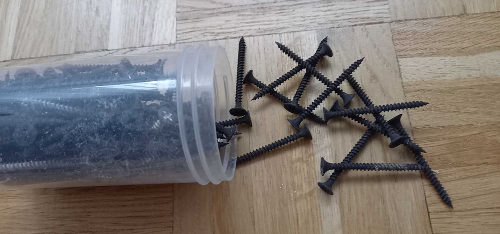 Profil budowlany i płyta gipsowa - kawałki oraz wkręty