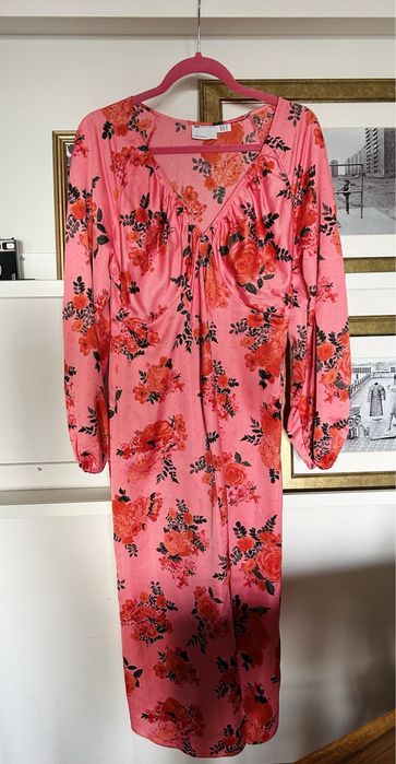 Różowa sukienka ciążowa w kwiaty baby shower