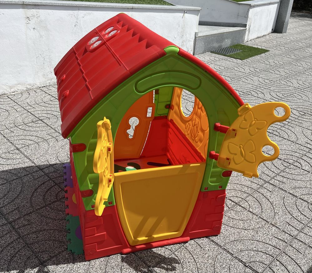 Casinha de brincar de exterior em ótimo estado