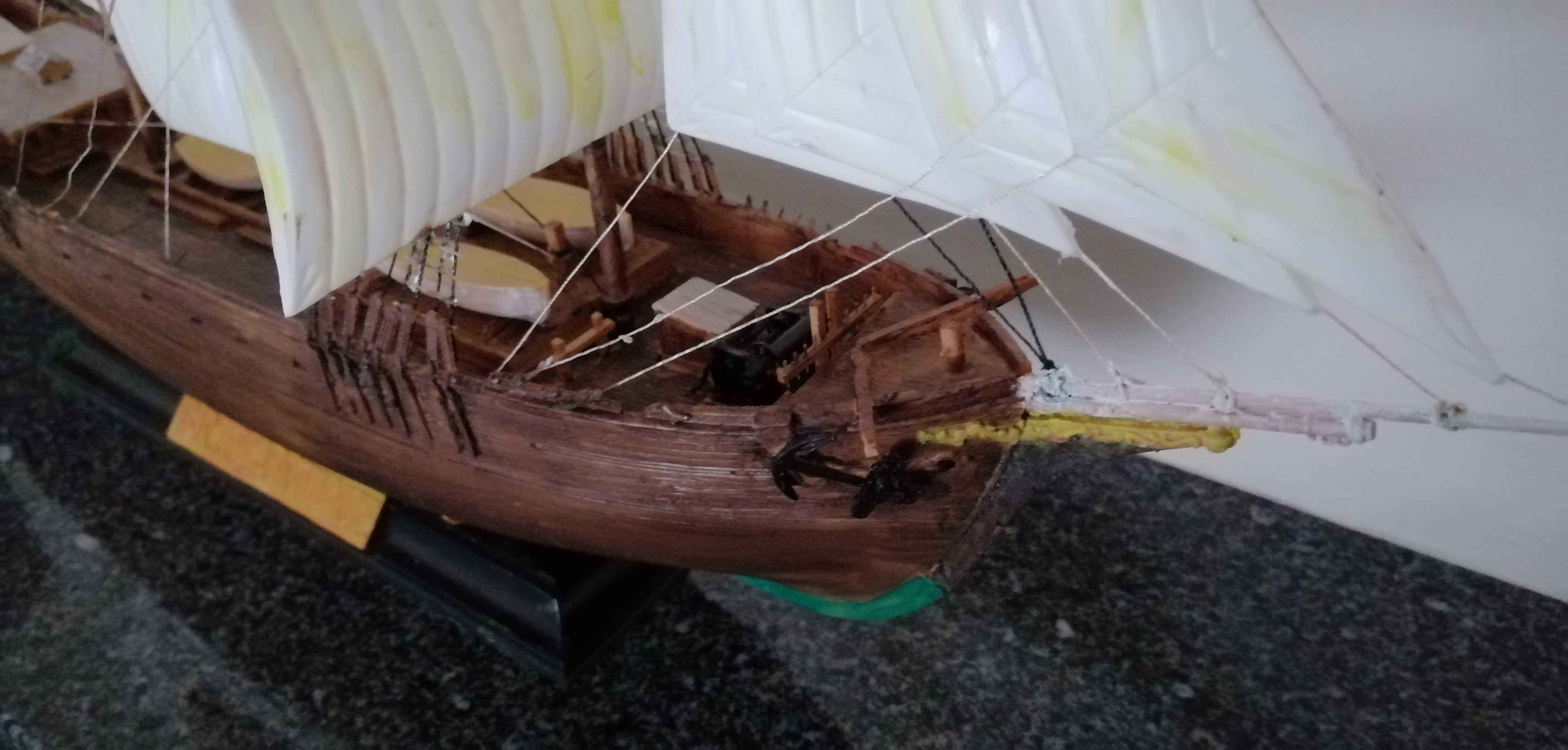 Barco caravela com redoma