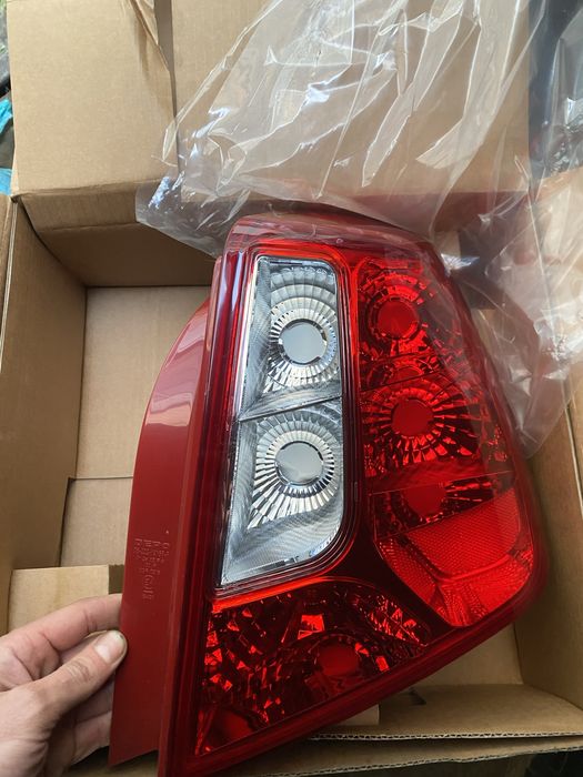 Стекло заднего правого фонаря Шевроле Лачети