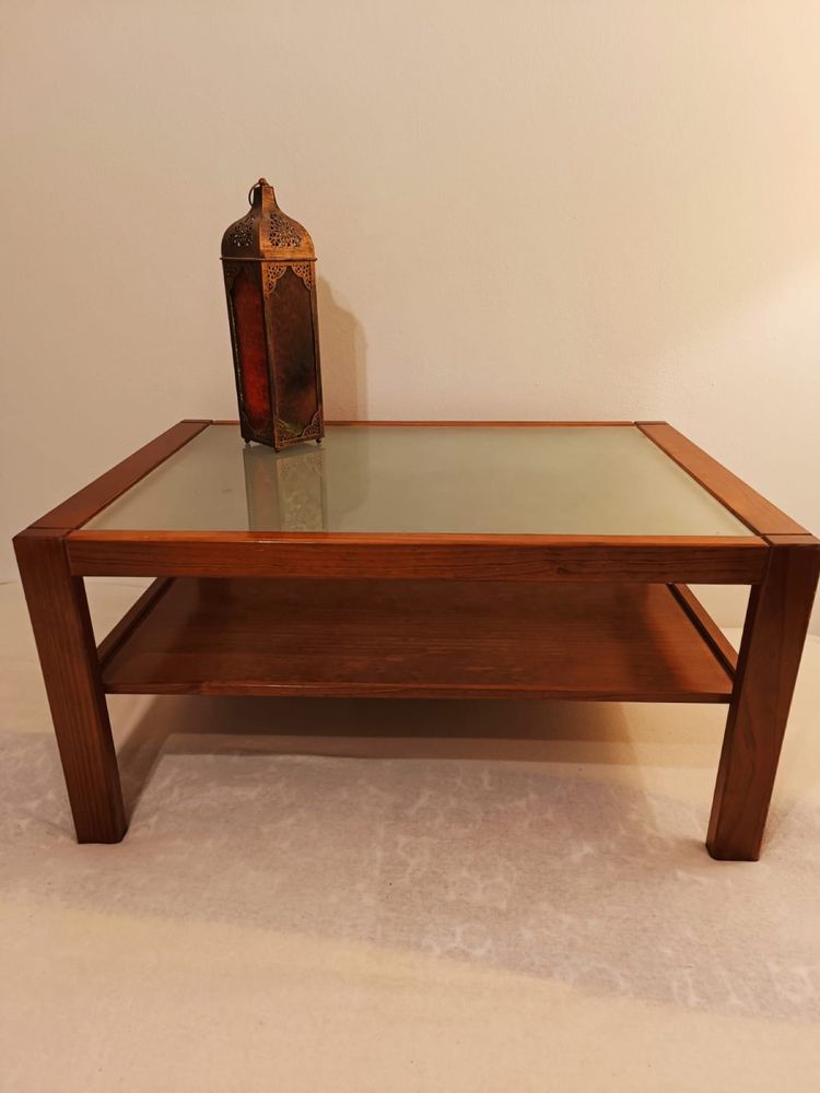 Mesa de madeira con tampo de vidro