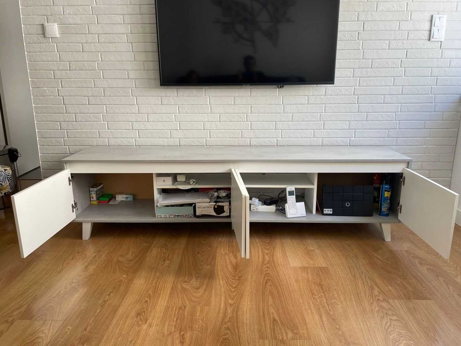 Aparador de TV cinza com branco