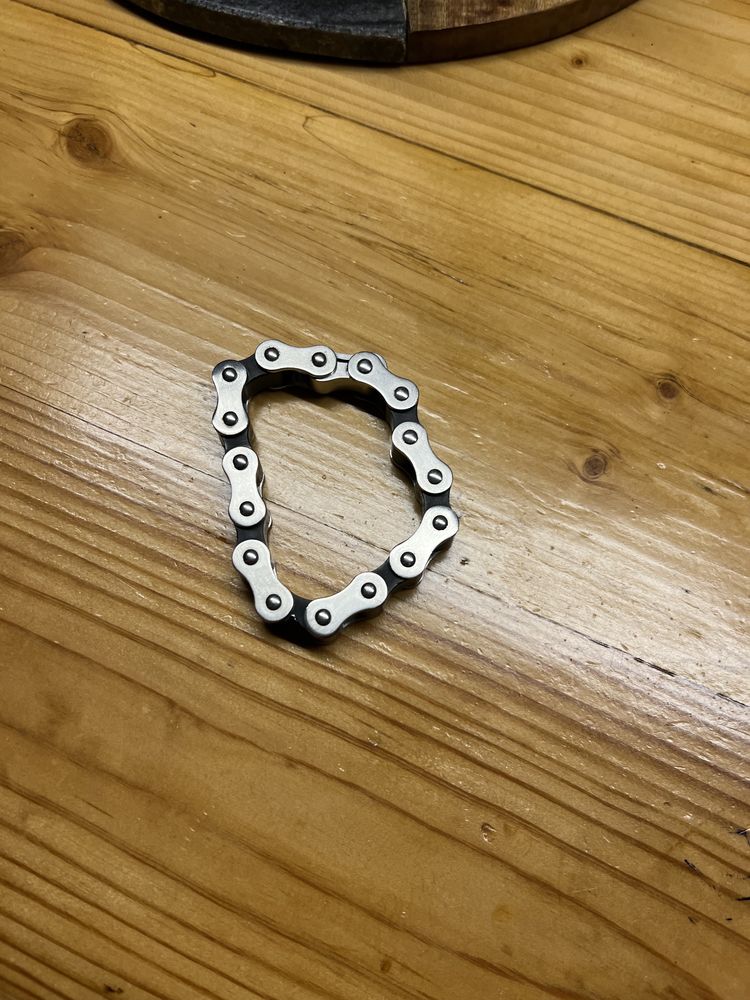 Bransoleta w kształcie łańcucha motocyklowego.