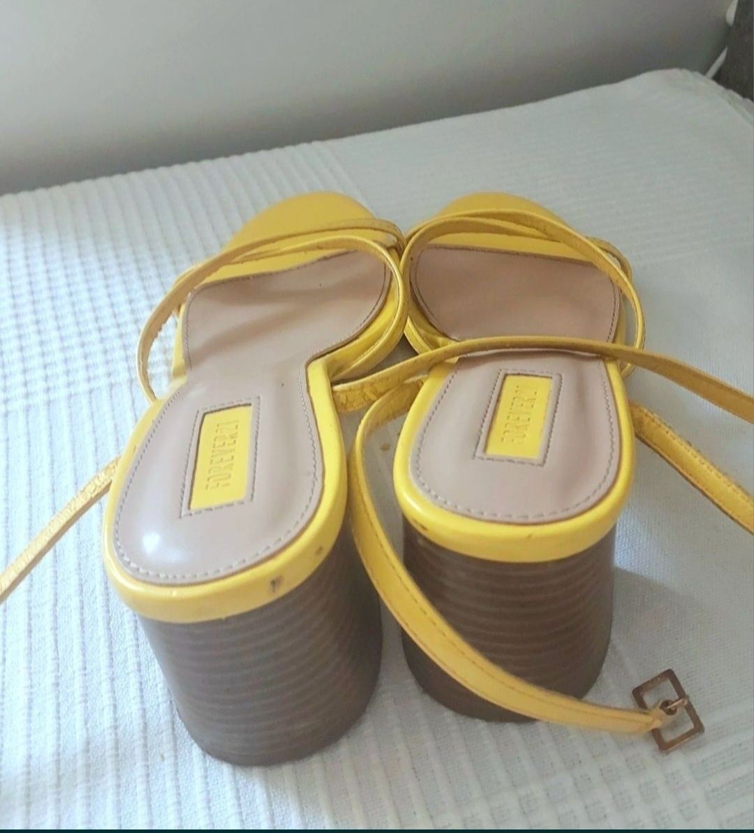 Sandałki 39 Forever 21 żółte lakierowane, długość wkładki 25cm
