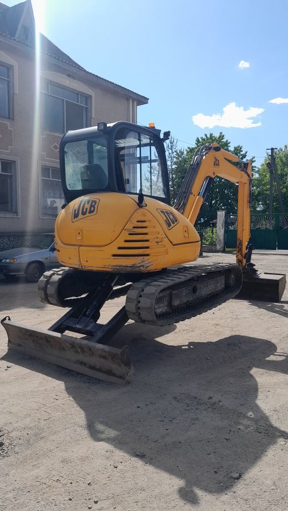 Мініекскаватор JCB