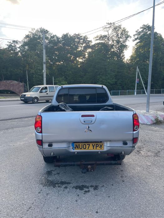 Nissan Navara; Mitsubishi L200