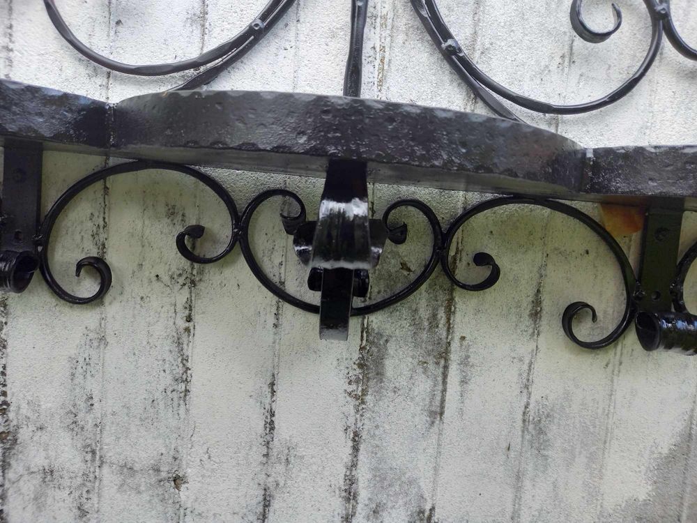 Metalowy kwietnik wiszacy na kwiaty
