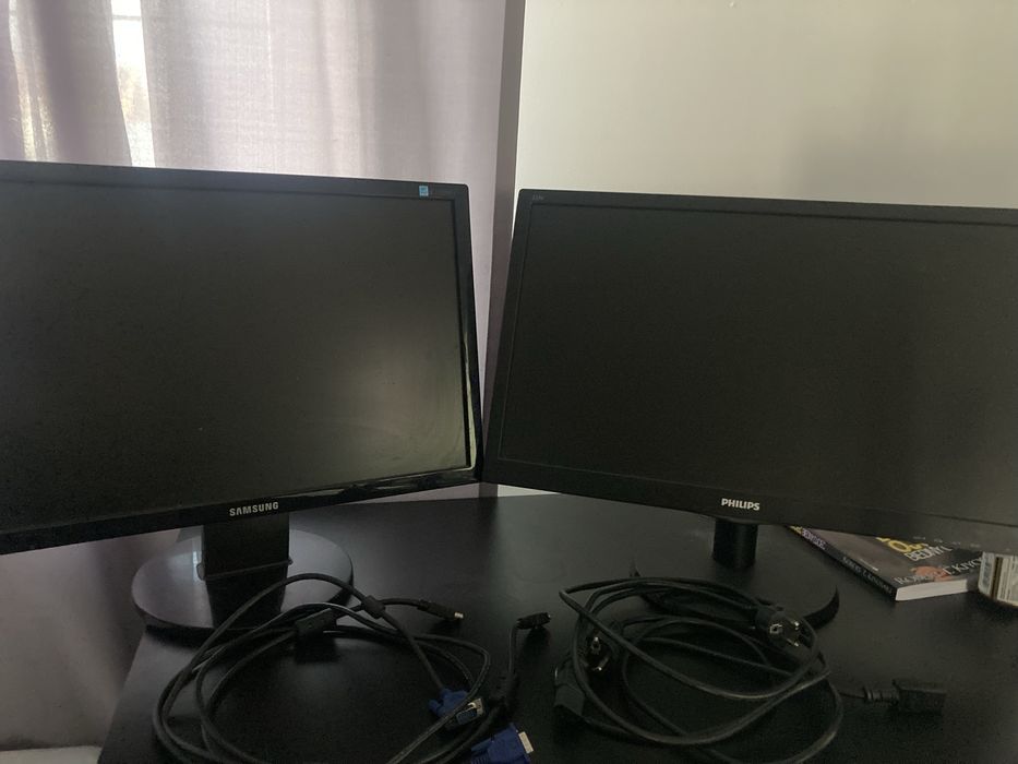 Dwa monitory Philips i Samsung
