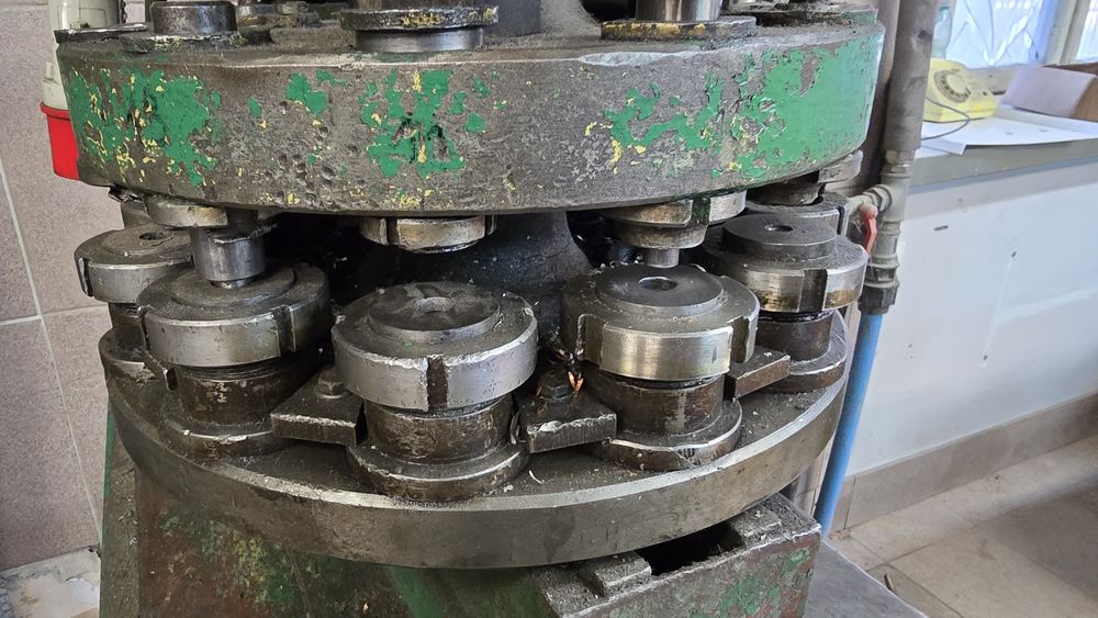 Prasa hydrauliczna do otworów rewolwerowa