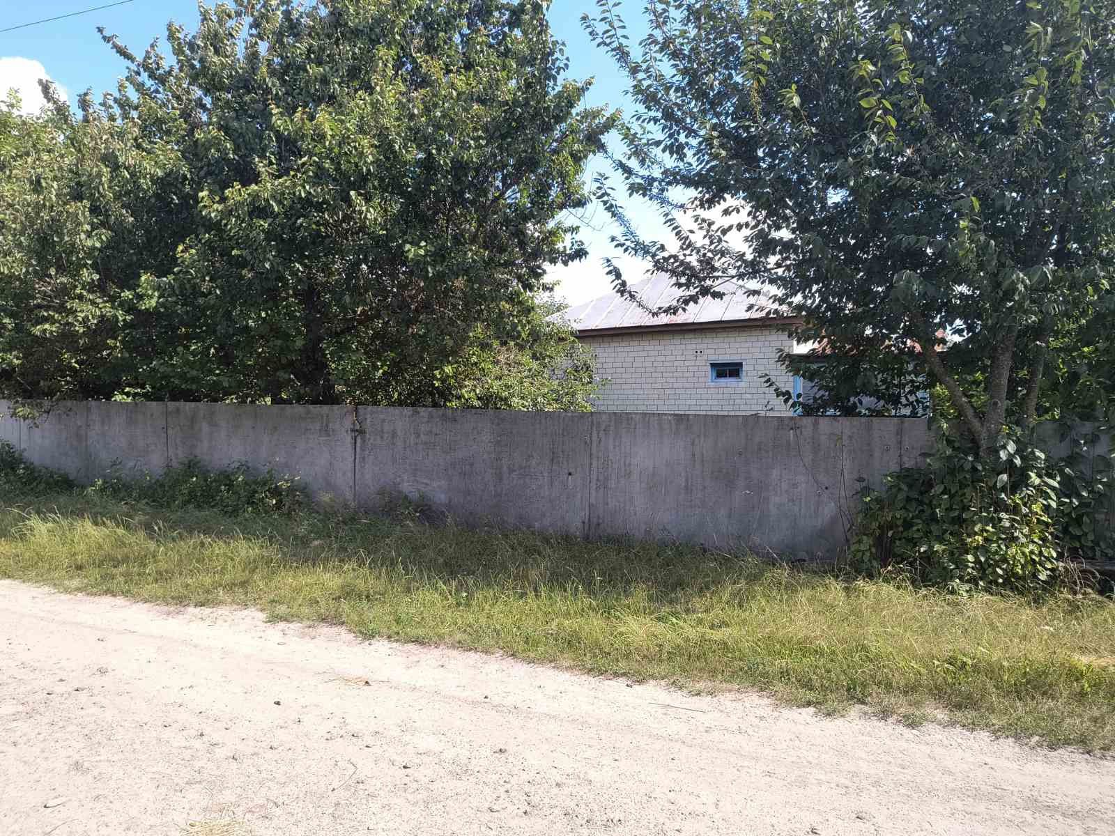 Продам газифікований будинок та 1 га землі.