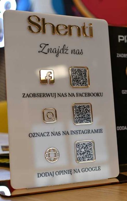 Nowoczesny stand z wizytówką QR Tabliczka QR social media opinie