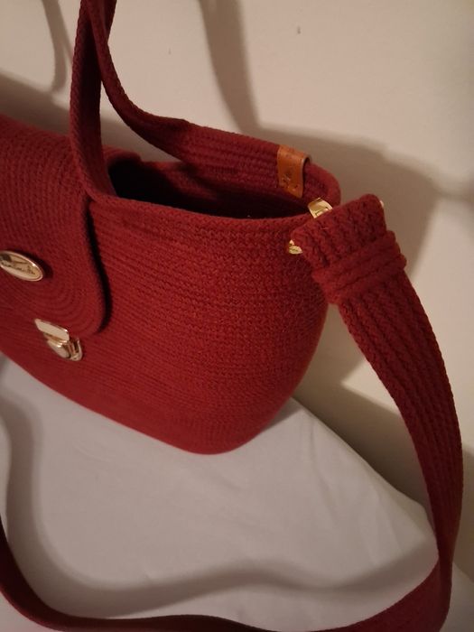 Piekny duży kosz , kolor bordowy.