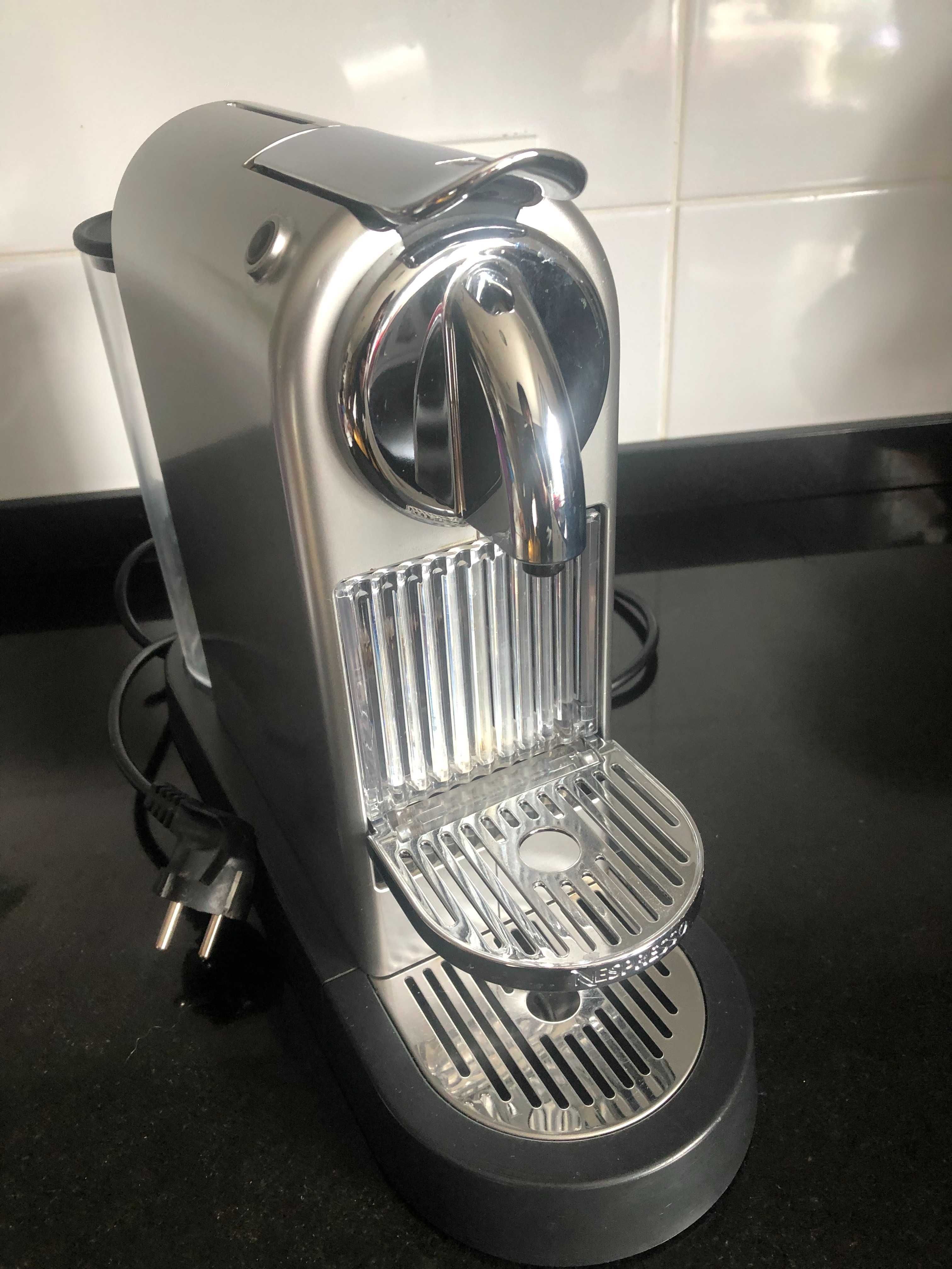 Máquina de café Nespresso D110 para reparação ou peças