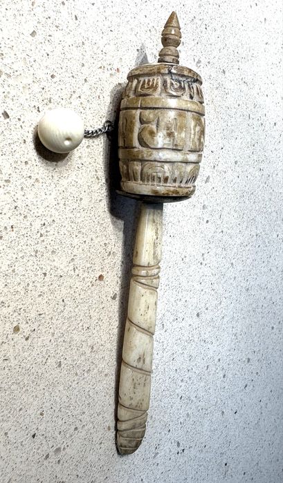 Moinho de orações tibetano vintage em osso de bufalo