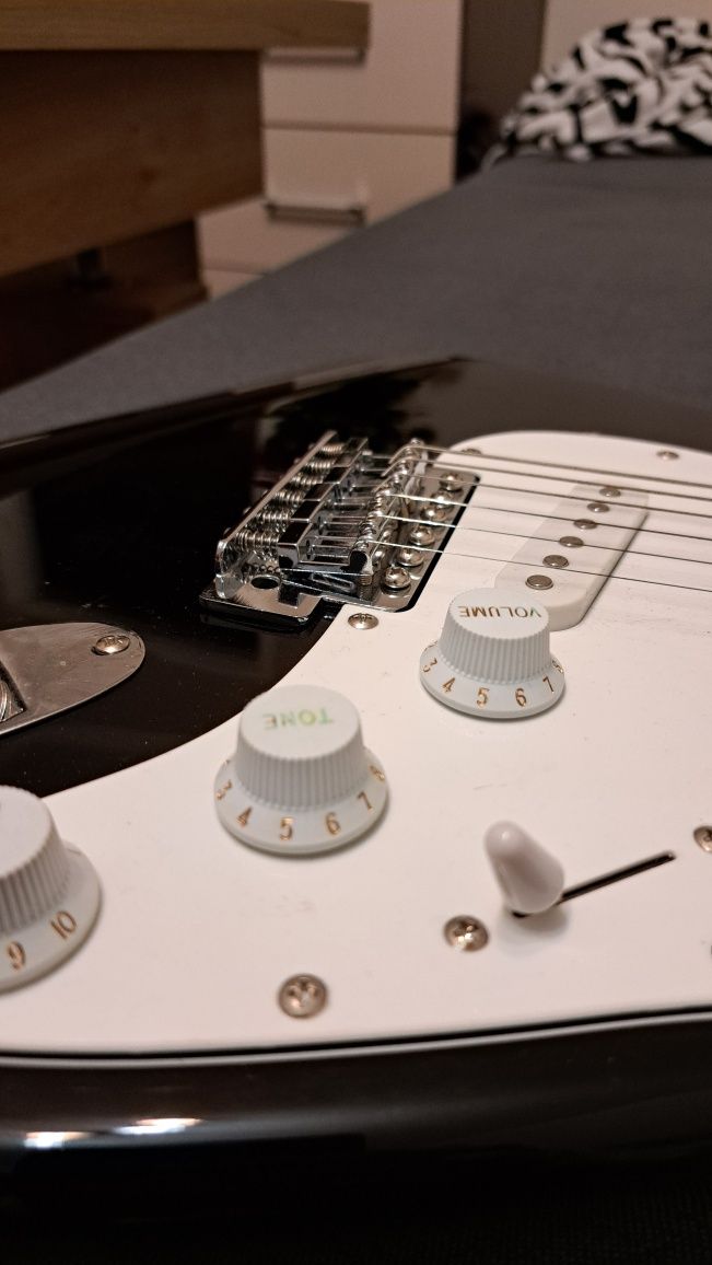 Gitara Squier Affinity z pokrowcem