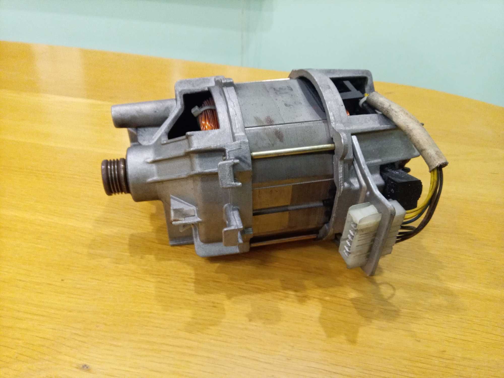 Двигатель двигун мотор для стиралки пралки Bosch Siemens