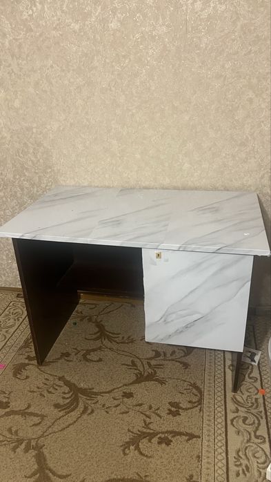 Стіл письмовий в нормальному стані